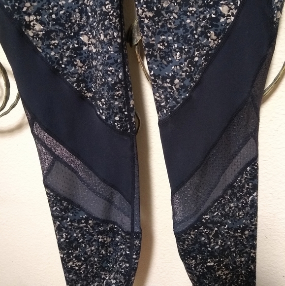ATHLETA navy mosaic print mesh inset capri leggings, M - Picture 4 of 13